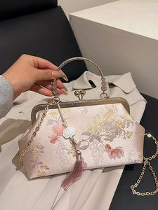 Roze satijnen handtas met traditioneel borduursel, metalen handvat en parelkwastje-hanger