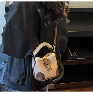 Détail du mini sac seau avec bordure en laine d'agneau, patchwork en cuir et boucle rétro