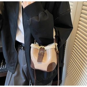Détail du sac seau vintage en cuir beige avec bordure en laine et bandoulière brune