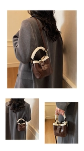 Détail du sac seau en cuir marron foncé avec bordure en laine de mouton et boucle métal