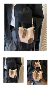 Détail du sac seau beige et marron avec garniture en fausse fourrure et boucle