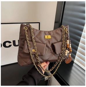 Détail du sac matelassé marron chocolat avec chaîne dorée et breloque en perles