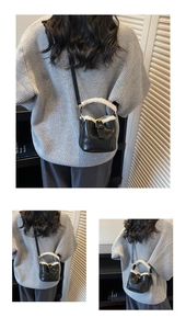 Détail du sac seau en cuir noir avec bordure en peau lainée blanche et bandoulière