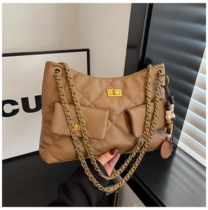 Détail du sac en cuir matelassé marron avec deux verrous dorés et breloque