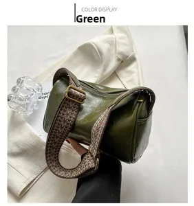 Détail du sac cylindre en cuir PU vert avec bandoulière tissée géométrique vintage