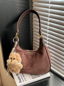 Retro Wildleder Hobo Tasche Für Damen Exquisite Unterarm Schultertasche Mit Plüsch Anhänger Einfarbig Alltag Pendeln Handtasche