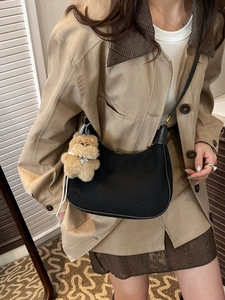 Schwarze Retro-Halbmond-Schultertasche aus Wildlederimitat mit süßem Teddy-Anhänger