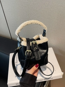 Mini sac seau en similicuir avec bordure en fausse fourrure blanche et boucle dorée d'hiver