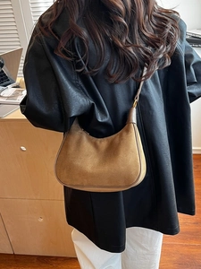 Braune Hobo-Schultertasche aus Wildleder für Damen mit Retro-Design und Lederbesatz