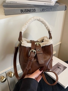 Mini sac seau en similicuir marron avec bordure en fausse fourrure blanche et boucle dorée