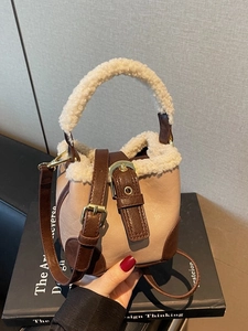 Sac seau en laine d'agneau pelucheuse avec surpiqûres en cuir vintage et boucle dorée