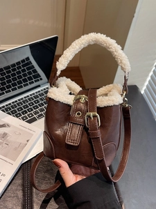 Sac seau vintage en cuir marron avec bordure en laine d'agneau et bandoulière