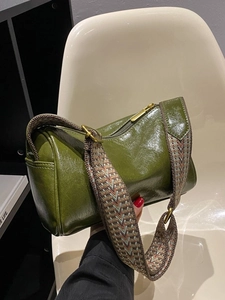 Sac cylindre rétro vert foncé en cuir huilé avec large bandoulière tissée ethnique