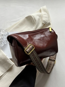 Sac cylindrique chic en similicuir bordeaux avec bandoulière à motifs stylés
