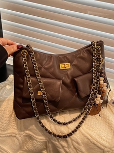 Sac bandoulière matelassé marron foncé vintage avec chaîne dorée et bijou de sac
