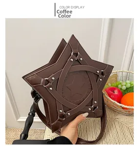 Detail der kaffeebraunen sternförmigen Umhängetasche mit Nietriemen und Sternprägung