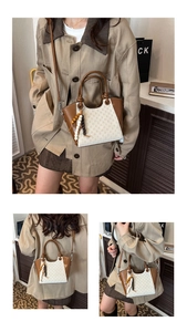 Details der karierten Patchwork-Beuteltasche aus braunem Leder mit Holzperlenanhänger