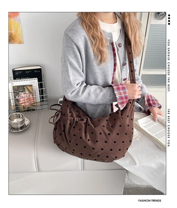 Vue détaillée du grand sac cabas marron à pois avec texture velours et nœud coulissant