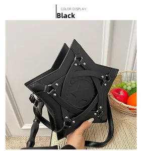 Detail der sternförmigen schwarzen PU-Tasche mit Silbernieten und gekreuzten Gurten