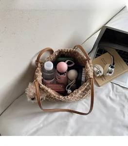 Vue détaillée de l'intérieur spacieux d'un grand sac cabas en peluche marron avec objets