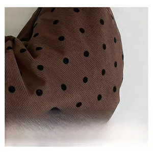 Détail du sac cabas en velours côtelé marron à pois noirs vintage et texture douce