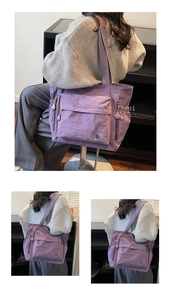 Detailansicht der lila Nylon-Einkaufstasche mit Reißverschlusstaschen und Kordelzug