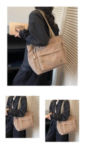 Detailansicht der großen beigen Nylon-Einkaufstasche mit Taschen und Kordelzugseiten