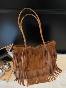 Borsa tote bohémien in camoscio marrone con frange e manici lunghi per uno stile urbano