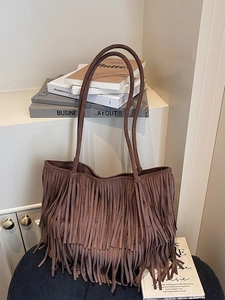 Borsa tote marrone in pelle scamosciata con nappe e tracolle lunghe in stile minimalista