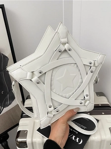 Weiße Schultertasche in Sternform mit silbernen Nieten und schickem Punk-Design-Gurt