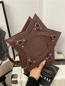 Dunkelbraune Schultertasche in Sternform mit silbernen Nieten und Lederriemen