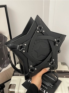 Schwarze sternförmige Umhängetasche mit silbernen Nieten und Punk-Stil-Leder