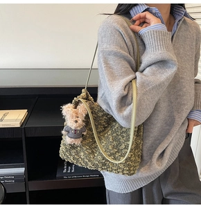 Detail der grünen Fleece-Beuteltasche mit braunem Teddybär-Anhänger und weicher Wolltextur