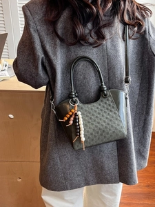 Graugrüne Eimertasche mit Webmuster und Vintage-Holzperlenanhänger für Damen