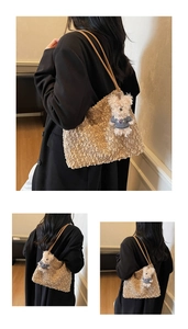 Détail du sac cabas en peluche kaki avec texture laine d'agneau et pendentif ourson
