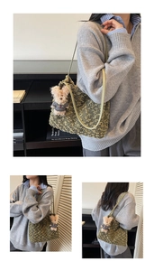 Détail du sac hobo en laine avec pendentif ours en peluche et bandoulière verte