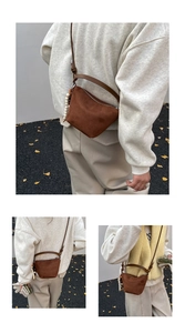 Primer plano de bolso saco de ante marrón con cuentas de madera y correas dobles versátiles