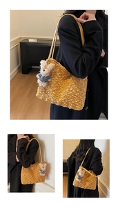 Détail du sac cabas en peluche jaune avec texture bouclée et charm d'ourson