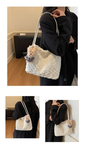 Détail du cabas en peluche blanche avec texture bouclée et charmant petit ours gris