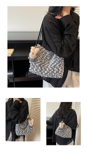 Détail du sac cabas en tweed noir et blanc avec breloque ours en peluche et fines anses