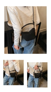 Detalle de bolso de hombro en gamuza negra mate con colgantes decorativos de cuentas