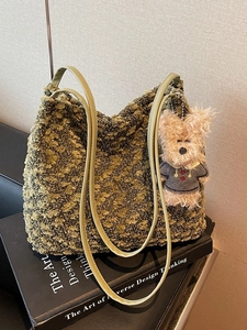 Grüne und braune Wolltasche mit Teddybär-Anhänger und Lederriemen für den Herbst