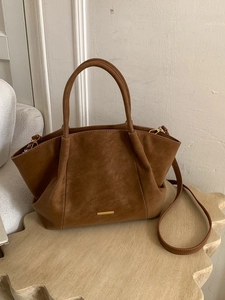 Vintage brown large capacity tote bag with leather texture and gold metal bar accent