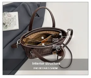 Détail de l'intérieur du sac cabas à rayures marron avec compartiments multifonctions