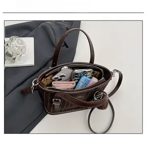 Vue de dessus du sac seau marron montrant une grande capacité pour téléphone et portefeuille