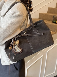 Vintage PU Leather Large Tote Bag For Women Contrast Stitching Shoulder Bag With Leopard Heart Pendant Commuter Handbag