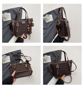 Détails du sac seau marron à rayures avec pompons en peluche et glands design