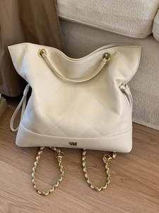 Quilted cream tote bag with gold chain strap and large capacity for commuting