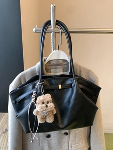 Large capacity black tote bag with pleated texture and stylish plush bear charm detail