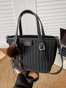 Sac Seau en Cuir PU à Rayures Vintage pour Femmes Sac à Main Rétro avec Charme de Boule en Peluche Sac à Bandoulière Mode